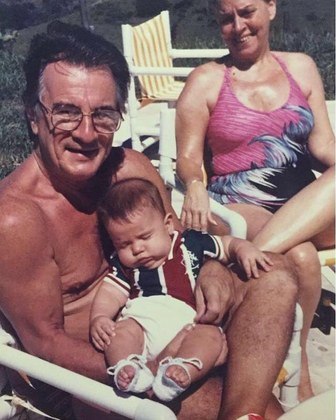 Orlando gostava de resgatar fotos antigas, como esta, segurando Felipe, um dos 5 netos, no colo 