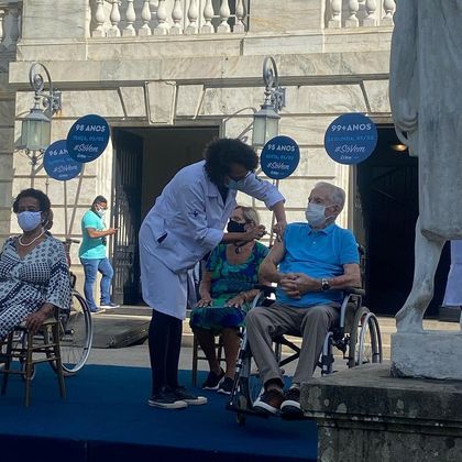 O ator e dublador foi vacinado contra a covid-19 no dia 31 de janeiro de 2021. Na ocasião, ele comentou a imunização nas redes sociais. 'Algumas coisas me levaram até os 101 anos. Minha família, meus amigos, meu trabalho e o amor. Mas, além de tudo isso, sempre fui muito bem cuidado por médicos competentes que me guiaram até aqui'