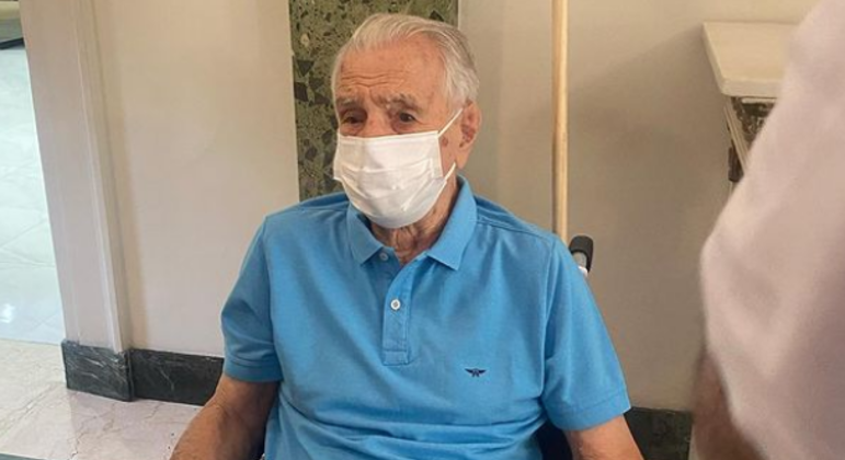 Aos 101, Orlando Drummond, o Seu Peru, é vacinado no Rio de Janeiro