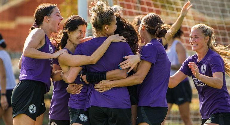 Time de Marta e Adriana, atacantes da seleção brasileira, anuncia mudança nos uniformes