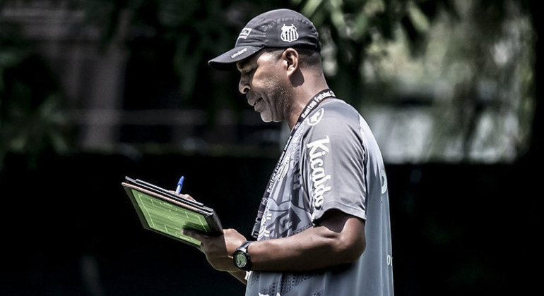O técnico interino Orlando Ribeiro: uma vez mais sem conseguir repetir escalação no Santos