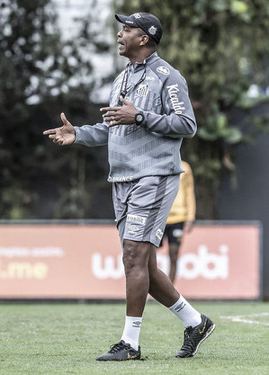 O técnico santista Orlando Ribeiro