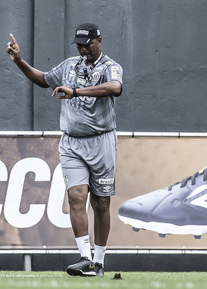 Orlando Ribeiro continua como técnico interino no Peixe