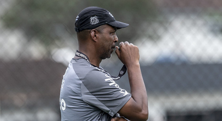 Orlando Ribeiro em comando de treino santista
