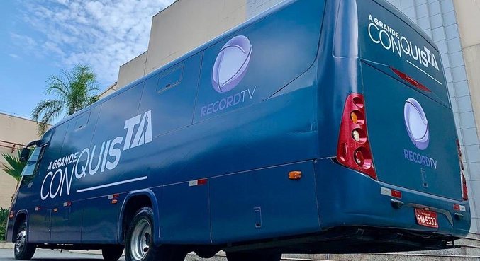 Os 16 famosos de A Grande Conquista estão neste ônibus pelas ruas de São Paulo pedindo votos 