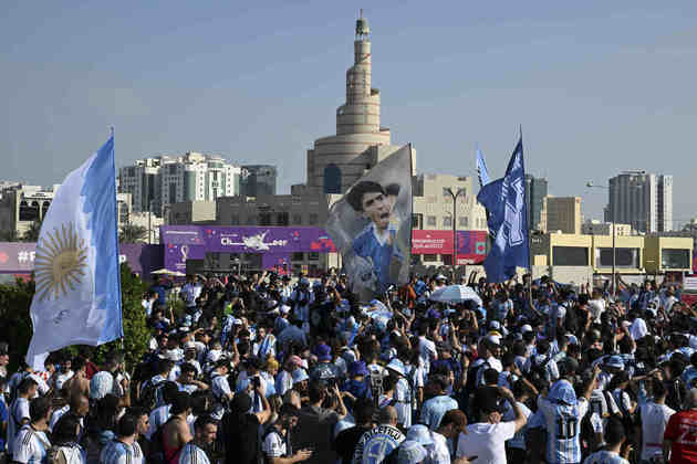 Os argentinos, por sua vez, mostraram bastante otimismo, tanto que invadiram Doha. Uma grande bandeira de Maradona estiveram com os hermanos. 