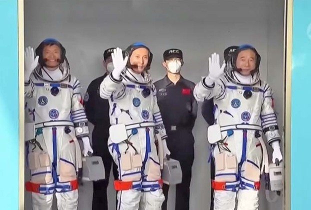 Os astronautas chineses (chamados de “taikonautas”) Jing Haipeng, Zhu Yangzhu e Gui Haichao, chegaram à estação Tiangong em maio depois de passaram seis meses no espaço.