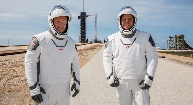 Astronautas Douglas Hurley e Robert Behnken tentarão novo lançamento neste sábado