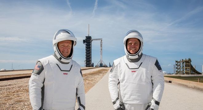 Astronautas da Nasa Douglas Hurley e Robert Behnken provam a vestimenta da missão