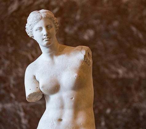 Os braços de Vênus de Milo nunca foram encontrados, o que intriga muitos pesquisadores, historiadores e arqueologistas. Além disso, a escultura não tem o pé esquerdo. Achou intrigante? Conheça outros mistérios da humanidade nesta galeria!