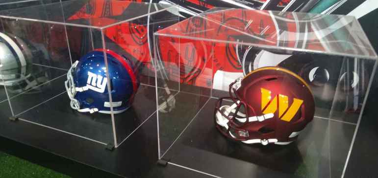 Os capacetes de New York Giants e Washington Commanders. 