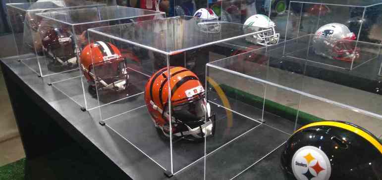 Os capacetes foram organizados de acordo com suas conferências e divisões. Na imagem, os times da AFC Norte: Baltimore Ravens, Cleveland Browns, Cincinnati Bengals e Pittsburgh Steelers.