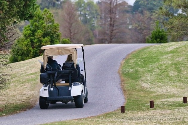 Os carrinhos de golfe tradicionais costumam ter uma velocidade média de 40 km/h, ideal para circular em áreas residenciais.