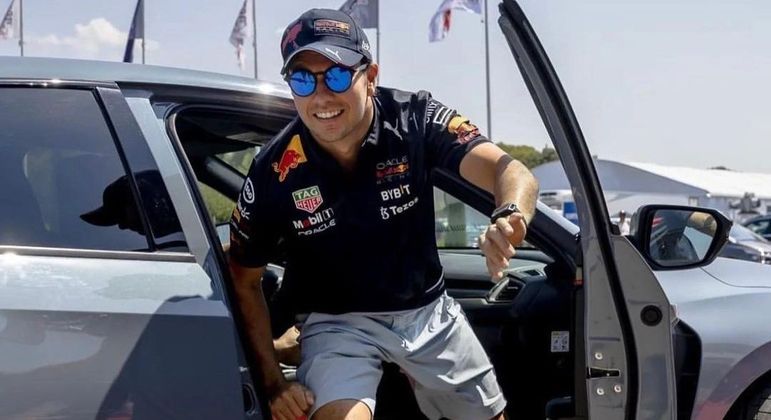 O carro da Red Bull na Fórmula 1 possui um motor da Honda. Sendo assim, o mexicano Sergio Pérez aproveitou a parceria para comprar o esportivo Honda Civic Type R, de R$ 430 mil. Além do Honda, o piloto ousou na hora de comprar um luxuoso Bugatti Chiron (R$ 14 milhões), além do Mercedes-Benz AMG, de mais de R$ 500 mil, o McLaren 720S, de R$ 1,3 milhão, e o Porsche Panamera, de R$ 915 mil
