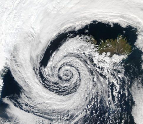 Os ciclones extratropicais normalmente surgem devido à discrepância de temperatura entre a região equatorial e as latitudes médias. 