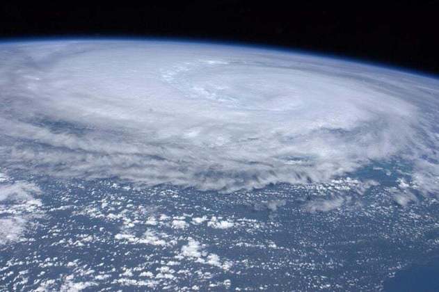 Os ciclones extratropicais se distinguem dos ciclones tropicais, que se formam em áreas próximas ao equador.