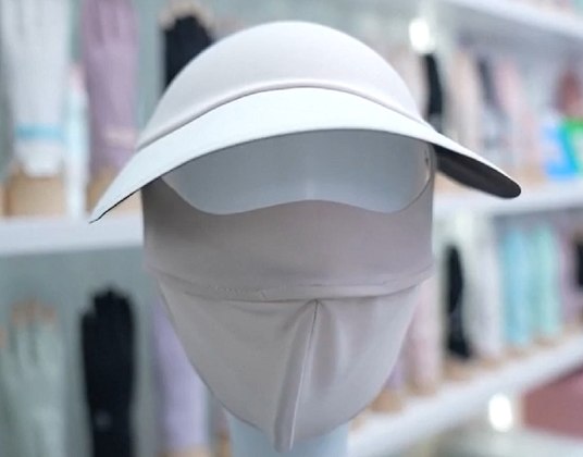 Os cidadãos da China têm adotado o uso dos facekinis durante o verão há alguns anos, e esses acessórios são confeccionados a partir de materiais leves.