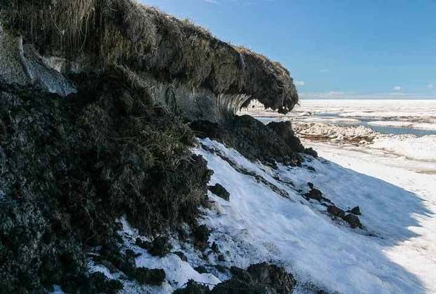 Os cientistas acreditam que o aumento das temperaturas no Alasca causou o degelo do solo normalmente congelado, chamado de 