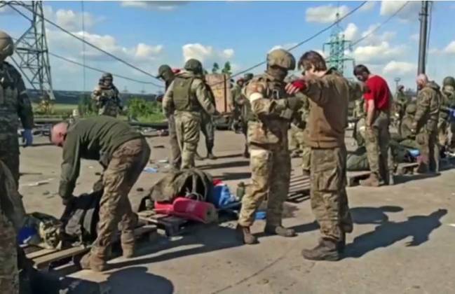 Os combatentes que ainda eram remanescentes da resistência ucraniana em Mariupol foram revistados pelas tropas russas e levados como prisioneiros. 