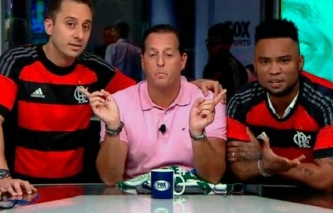 Os comentaristas Carlos Alberto e Fabio Azevedo vestiram a camisa do Flamengo e cantaram o hino do time durante o programa Fox Sports Rádio em 2019. Os dois comentaristas tinham apostados com outros colegas de bancada que o Rubro-Negro perderia o duelo contra o Vasco pela 15ª rodada do Brasileirão.