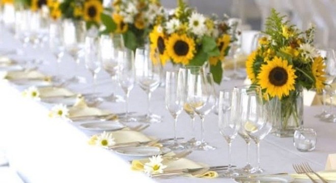 Os convidados também merecem uma mesa de festa tema girassol decorada