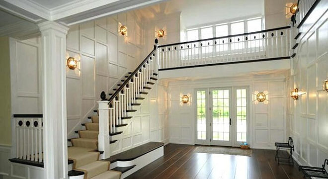 Os degraus desta residência receberam como acabamento o tapete sisal natural