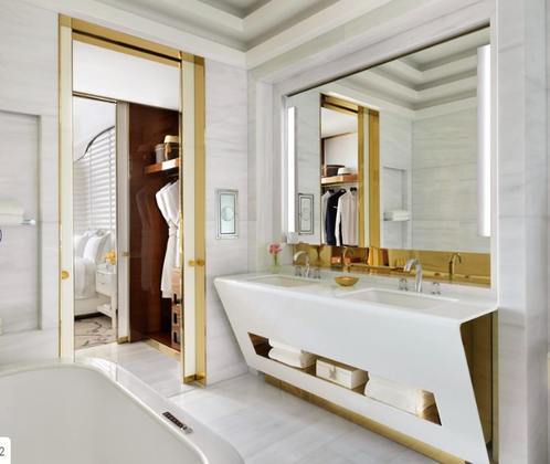 Os detalhes dourados no banheiro ajudam a criar a atmosfera de ostentação.