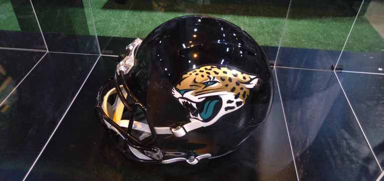 Os detalhes no escudo do Jacksonville Jaguars desenhado no capacete. 