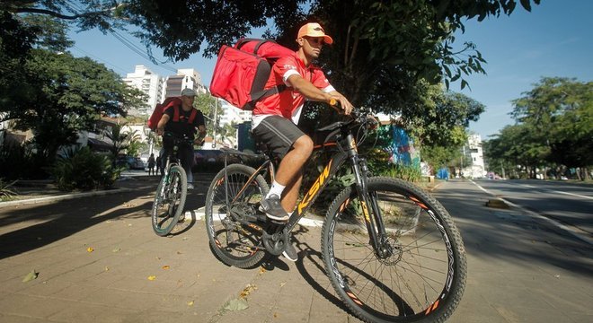 Os entregadores Robert dos Santos, 23, e Gabriel de Jesus, 22, trabalhando em Pinheiros, zona oeste de São Paulo