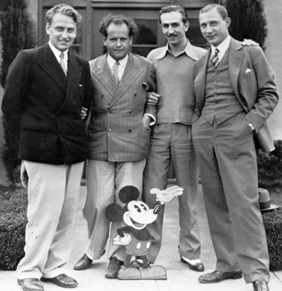 Os Estúdios Disney foram fundados por Walt Disney e seu irmão mais novo Roy, em 1923.