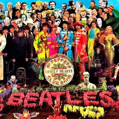 Os Fab Four foram pioneiros em lançar videoclipes e em colocar letras de músicas impressas nos encartes (em “Sgt. Pepper’s lonely hearts club band”, de 1967). Eles foram os primeiros a tocar em um estádio, acredita? Ainda bem que moda pegou!