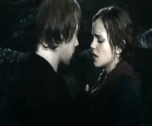 Os fãs mais românticos de Harry Potter esperaram ( e muito) que os dois se beijassem, porém a espera valeu a pena. A cena consegue transmitir todo o nervosismo e desejo dos dois amigos que por tantos anos ficaram no quase e nas indiretas.