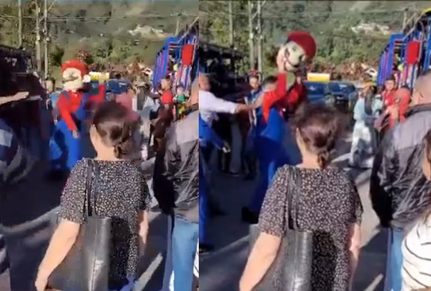Os funcionários ficam vestidos de super-heróis. A pancadaria foi entre Homem-Aranha, Pantera Negra e Super Mario Bros. 