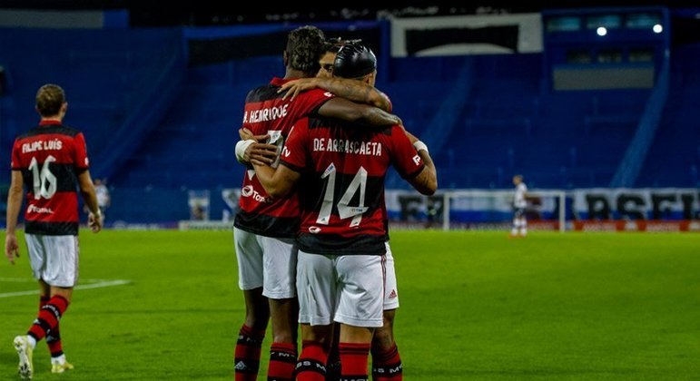 Os gols da vitória por 3 a 2 sobre o Vélez Sarsfield, em Buenos Aires, foram de Willian Arão, Gabigol e Arrascaeta.