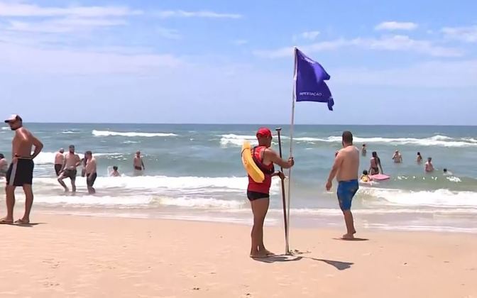 Os guarda-vidas fincaram até bandeiras nas praias - entre elas, a Capão da Canoa - para alertar sobre o perigo. 