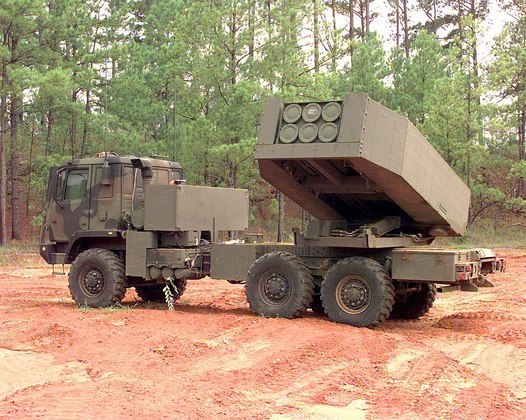 Os Himars são um sistema de artilharia de foguetes composto por  uma bateria de seis mísseis. Tudo montado sobre uma carroceria de caminhão especial.