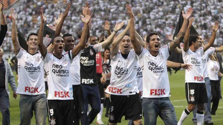 Os jogadores do Corinthians celebraram a conquista junto a torcida no estádio do Pacembu. 