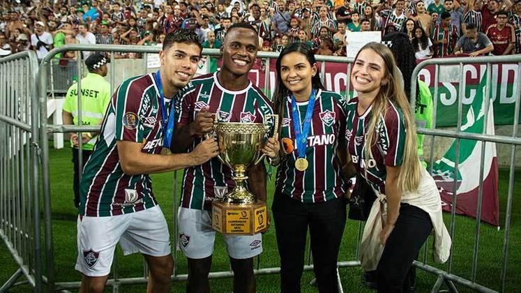 Os jogadores do Tricolor comemoraram o título junto com os familiares no gramado do Maracanã.