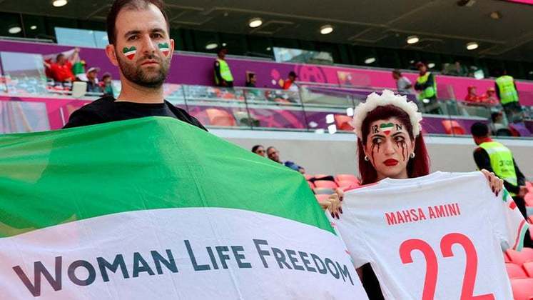 Os jogadores iranianos também não tem cantado o hino nacional em protesto pelas condições do Irã.