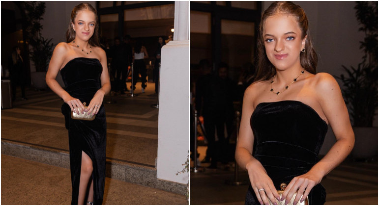 Para mais um evento de gala, em setembro, Rafaella escolheu um longo preto de veludo de seu modelo favorito: sem alças.A jovem completou a produção com sandália, bolsa e acessórios dourados
