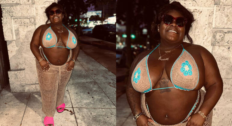 Em agosto, Jojo Todynho tirou férias em Miami, nos Estados Unidos. Durante um passeio pela cidade, a cantora apostou em um conjuntinho de crochê marrom, com calça arrastão e detalhes em azul-turquesa. Além disso, completou o visual com um slide pink