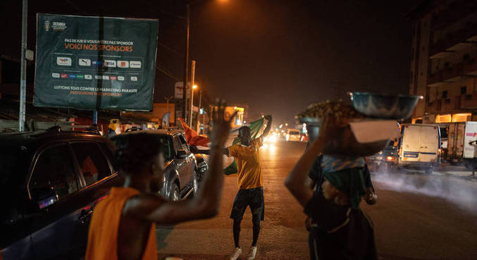 Os marfinenses comemoram a vitória sobre o Mali nas quartas de final da Copa das Nações, em Abidjan, Costa do Marfim, no dia 3 de fevereiro de 2024