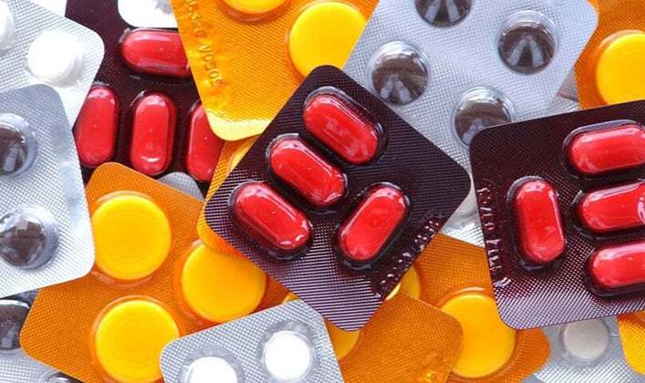 Os medicamentos mais comumente associados à SSJ incluem alguns antibióticos, anticonvulsivantes, medicamentos anti-inflamatórios não esteroides (AINEs) e antirretrovirais usados no tratamento do HIV.
