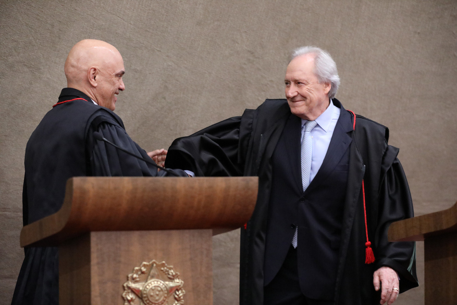 Os ministros Alexandre de Moraes e Ricardo Lewandowski tomam posse na Presidência do TSE
