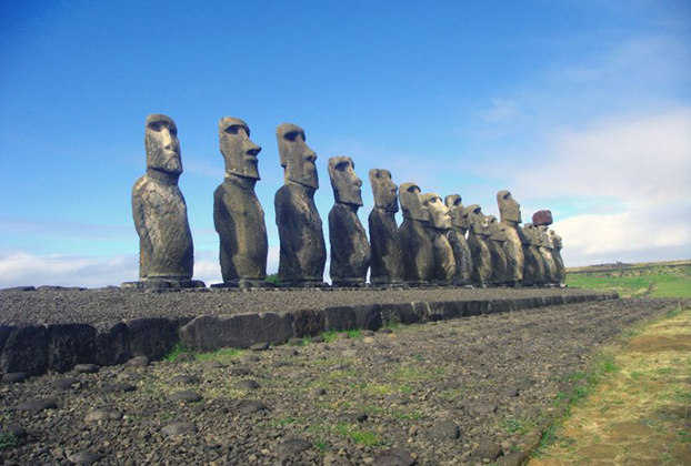  Os moais, as gigantescas estátuas da Ilha de Páscoa, no Chile, são um grande mistério. Não se sabe ao certo o seu comprimento abaixo do solo e não há indícios de seus criadores. A própria ilha é um local isolado, sendo a última fronteira da América Latina.