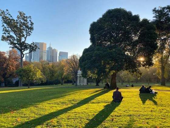 Os moradores de Melbourne apreciam um estilo de vida ao ar livre, graças aos seus belos parques, jardins e espaços públicos. As praias próximas também proporcionam opções de lazer e relaxamento.