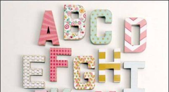 Os murais com moldes de letras do alfabeto pode ser ainda mais interessante para as crianças aprenderem o alfabeto