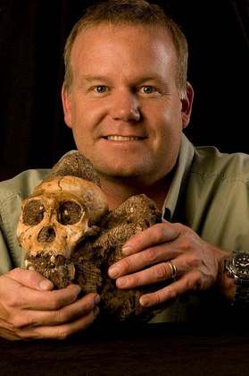 Os ossos foram selecionados por Lee Berger, um explorador renomado e diretor do Centro de Exploração da Evolução Humana Profunda da Universidade de Witwatersrand.