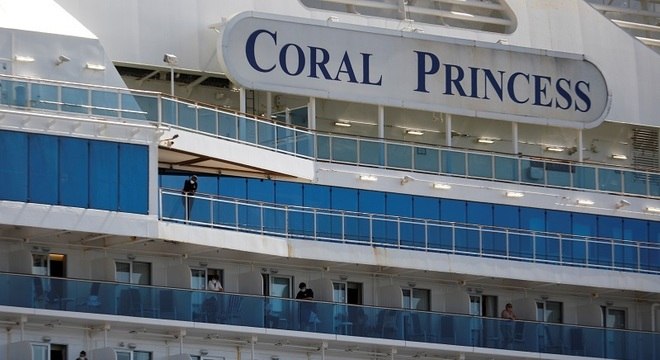 Passageiros são vistos a bordo do navio Coral Princess