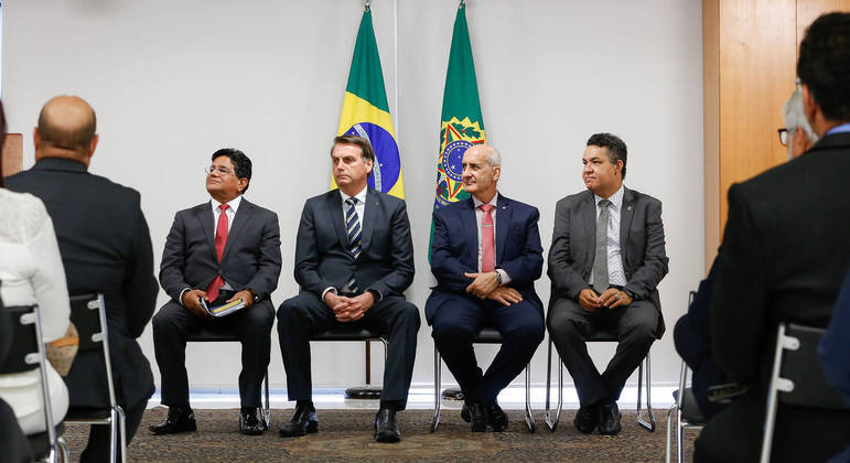Os pastores Gilmar Santos (de gravata vermelha) e Arilton Moura (de gravata cinza) com o presidente Jair Bolsonaro e o ministro Luiz Eduardo Ramos
